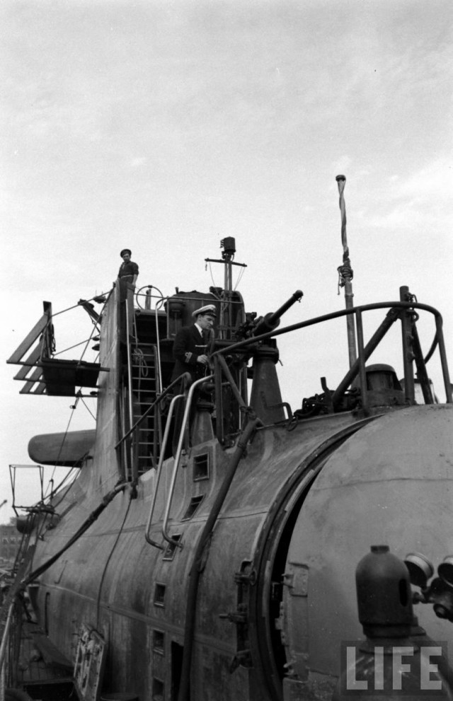 " Веселый Роджер" над субмариной