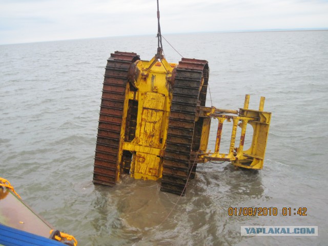 Уаз едет под водой