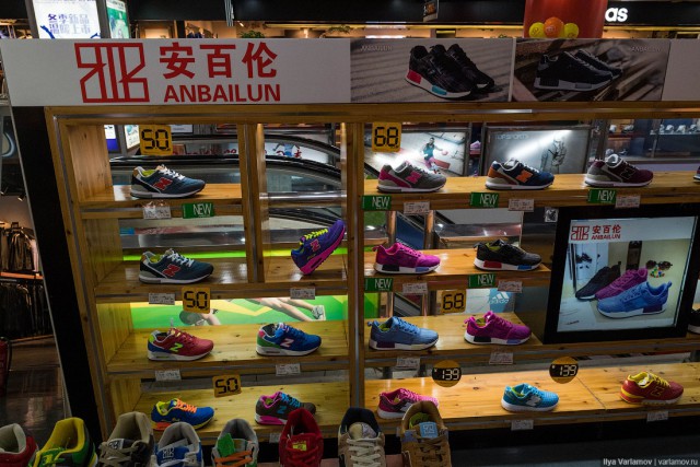 Разнообразие китайских поддельных кроссовок одного брэнда