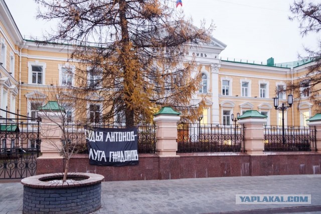 В Нижнем Новгороде возбудили дело из‑за баннера, на котором местного судью назвали «слугой г#ндонов»