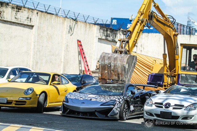 Власти Филиппин демонстративно раздавили 21 автомобиль общей стоимостью 1,2 млн долларов