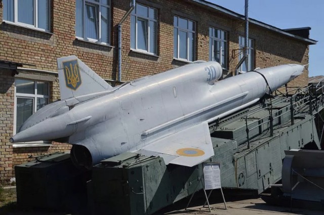 Неизвестный беспилотник атаковал аэродром в Саратовской области, пострадали два человека, пишет Baza.