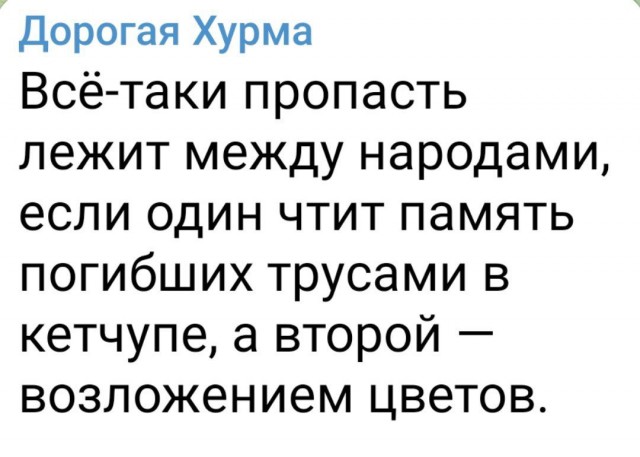 Люди в Берлине несут цветы к российскому танку