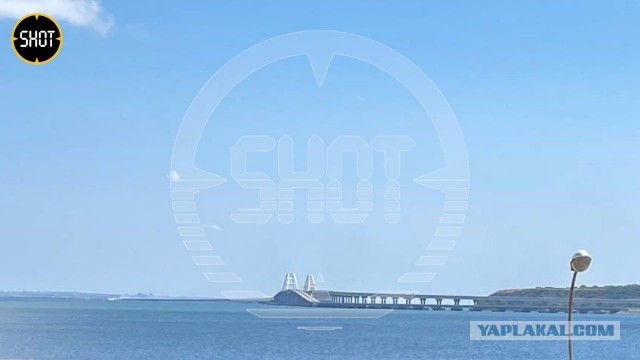 На Крымском мосту виден дым, движение перекрыто