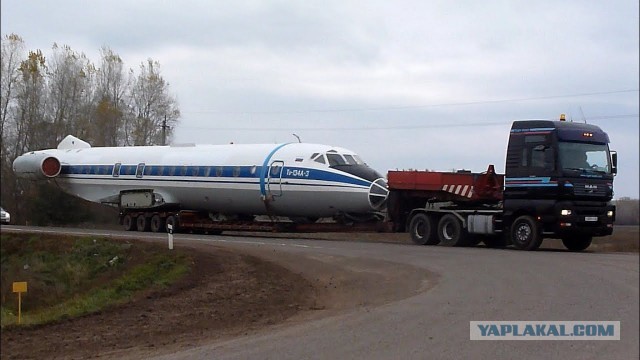 Чинят двигатель и охраняют: в авиакомпании объяснили, что будет с самолетом, севшим в новосибирскую пшеницу