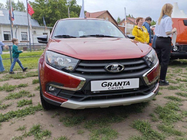 В России стартовали продажи Lada Granta Active с увеличенным до 198 мм дорожным просветом. Цена в "топе" - 1,390 млн. рублей