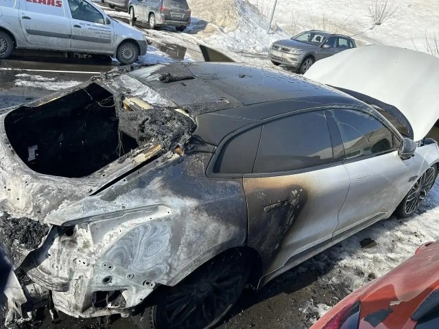 Сгорел электрокар на парковке аэропорта Казани