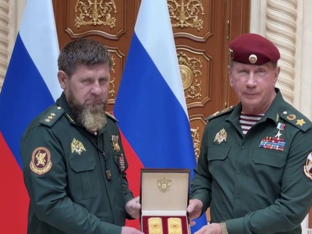 Золотов вручил Кадырову погоны генерала армии и краповый берет