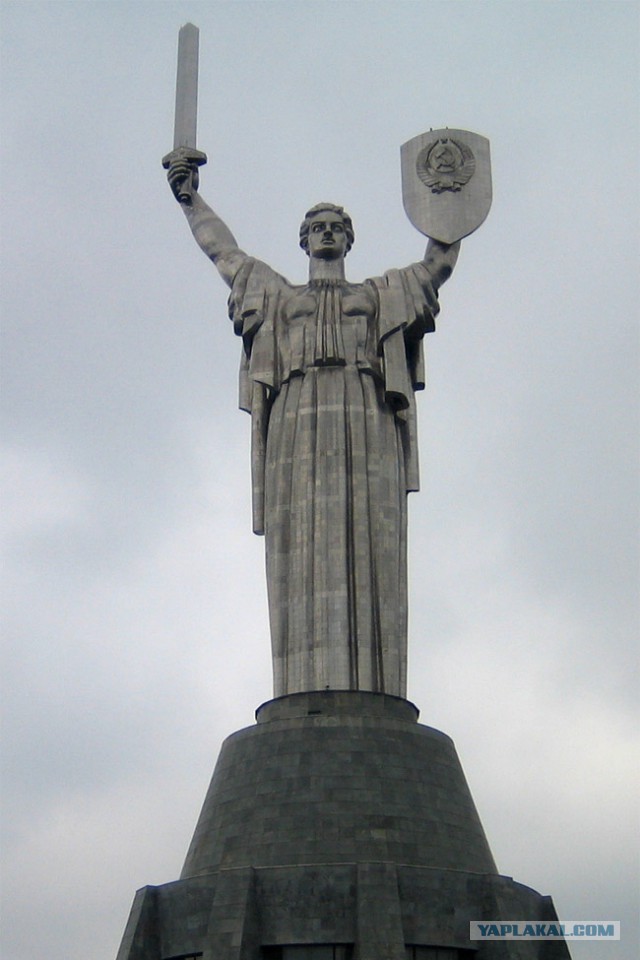 В Киеве разрушили памятник Ленину!