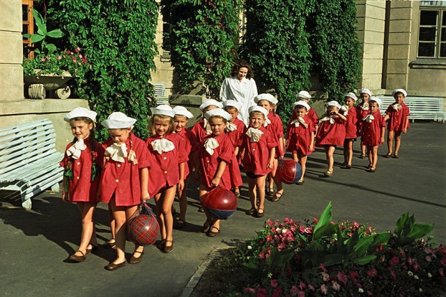 Советский детсад на прогулке