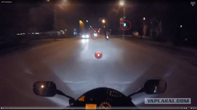 В Волжском на дороге разбился мотоциклист и его пассажирка