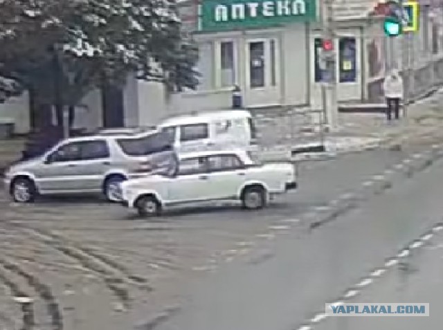 "Лада" выкинула водителя и сама припарковалась после аварии