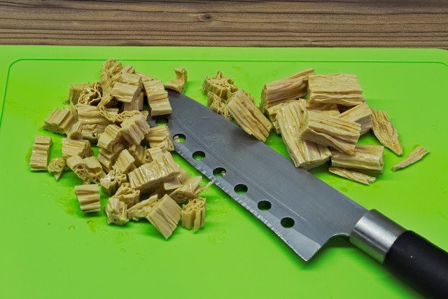 Салат-коктейль из спаржи по-корейски, ананасов и копченой курицы