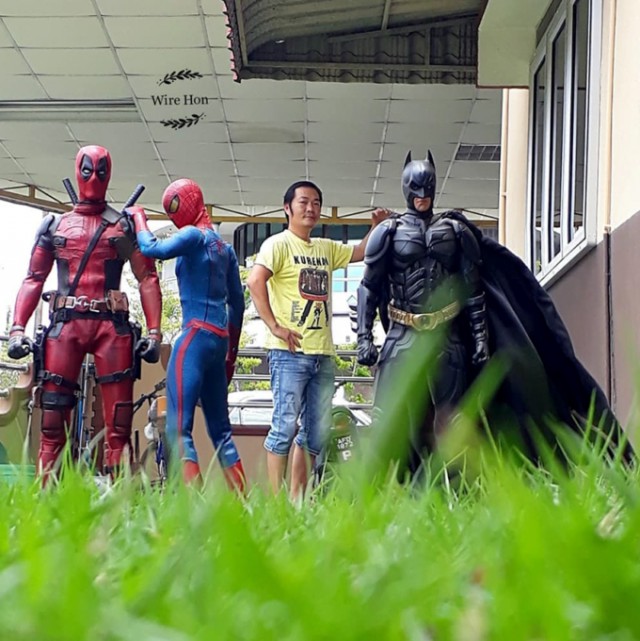 «Мои друзья супергерои»: малаец фотографируется с коллекционными фигурками, «увеличивая» их до своего роста