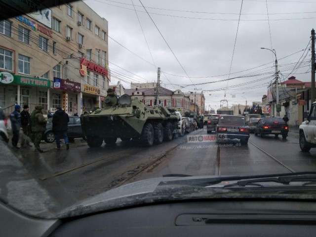 В Курске во время перегона военной техники случился небольшой казус