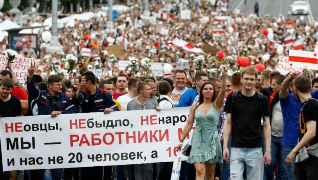 Тысячи протестующих вышли к Дому Правительства в Минске