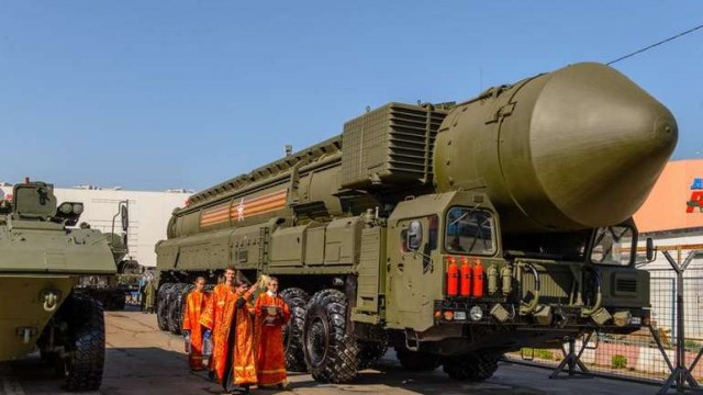 РПЦ начала служебную проверку после того, как один из священнослужителей освятил памятник Сталину в Великих Луках