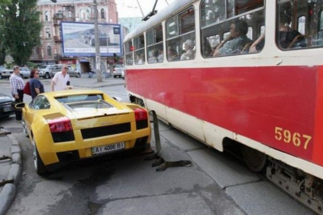 Девушка за рулем Lamborghini заблокировала движени