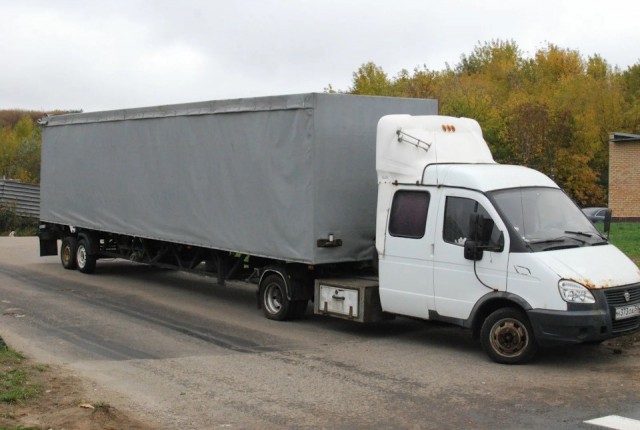 Грузовик с прицепом сдуло ветром на трассе М5 под Самарой