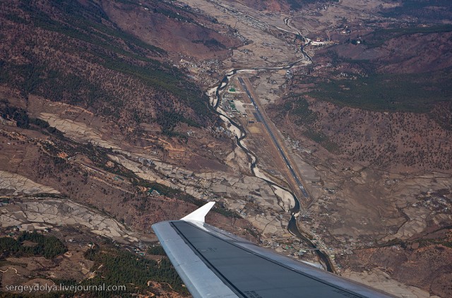 Экстремальная посадка в Паро (19 фото + видео)