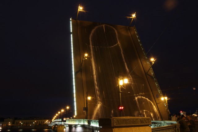 История возникновения граффити на мосту в Питере
