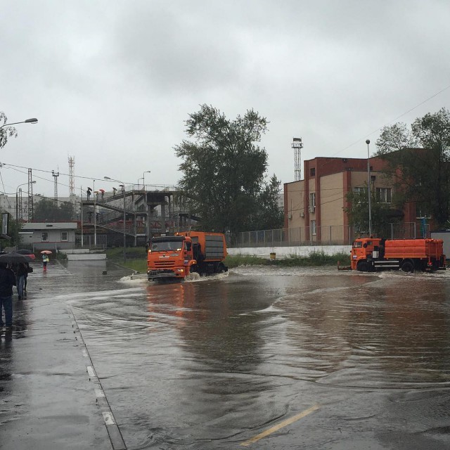 «Не еду, а плыву»: в Москве выпало больше месячной нормы осадков