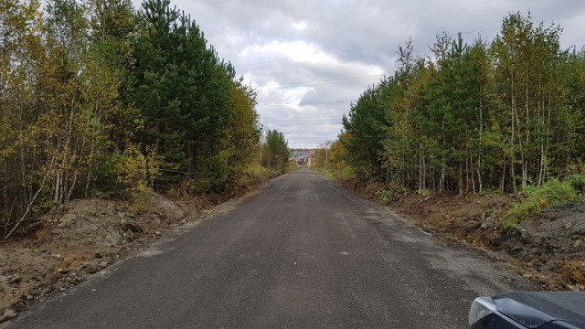 Жители поселка под Екатеринбургом скинулись и сами положили асфальт на дороге