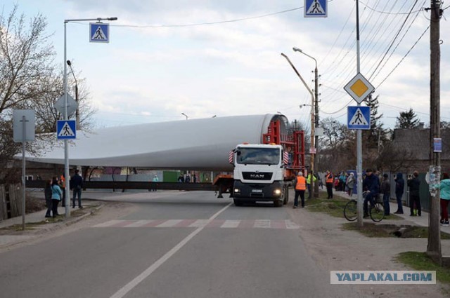 Перекресток и лопасть огромного ветряка на грузовике