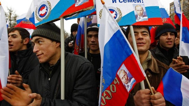 В центре Москвы десятки дворников устроили массовую драку