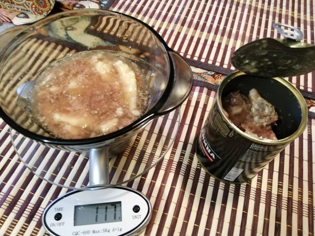 Пробую тушенку из оленя. Взвесил сколько в ней воды и сколько мяса.