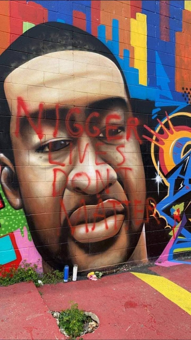 В родном городе Джорджа Флойда Хьюстоне кто-то расписал граффити с его изображением текстом «Жизни негров не важны»