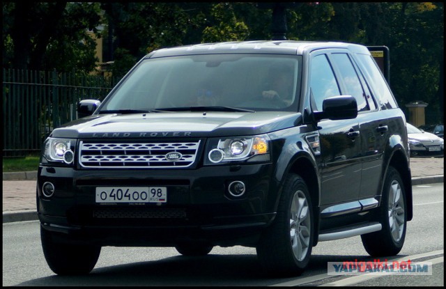 Стоят две машины на парковке...Ничего не смутило?