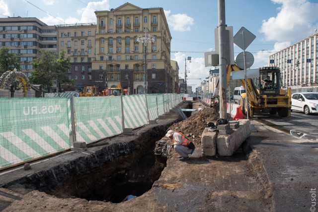 Археологические работы на Тверской в Москве: докопались до деревянных мостовых!