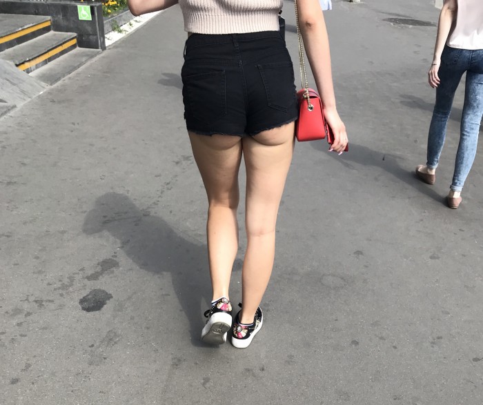 Лето! Булки на прогулке или девушки в шортах.