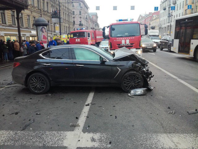 Смертельное ДТП: Автомобиль вылетел на тротуар на Невском проспекте в Петербурге