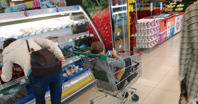 Можно ли возить детей в продуктовых тележках?