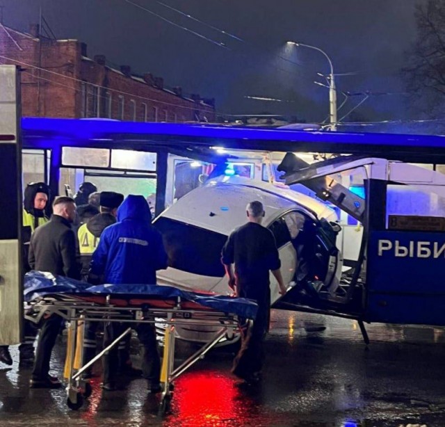 Легковушка влетела в салон пассажирского автобуса