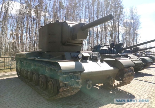 Дедушка и внук. Т-34, выпущен на заводе #183 в начале 1942 года, и Т-90, выпущен на УВЗ в 1992 году
