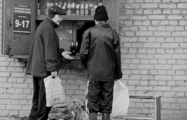 Как сдавали стеклотару в СССР: Какие махинации крутили приёмщики и на что хватало денег с бутылок