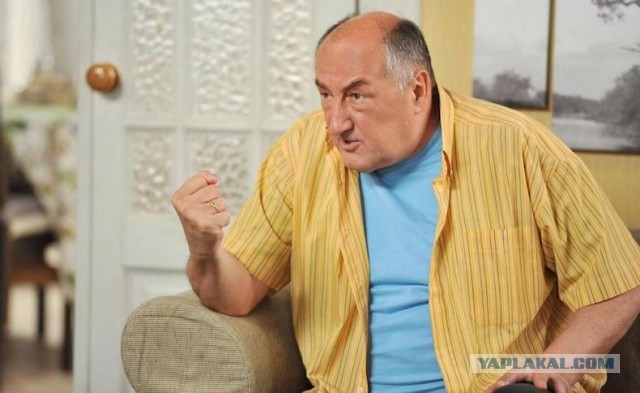 Пенсионеры подрались с коммунальщиками из-за кабеля в Хабаровске.