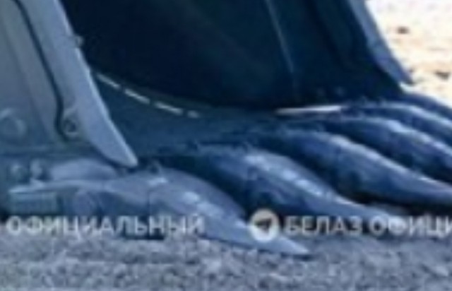 БЕЛАЗ отправил на работу в Сибирь свой первый карьерный экскаватор BX20012 весом 214 тонн