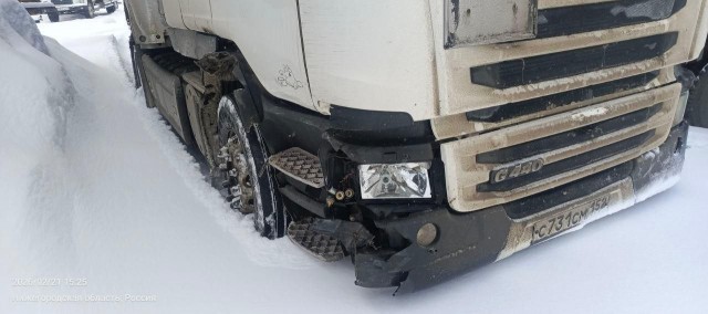 Мадам пропустила поворот, решила сдать назад.