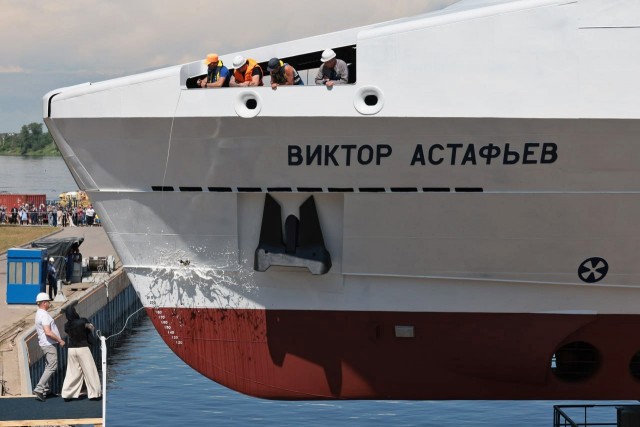 На теплоходе музыка играет....