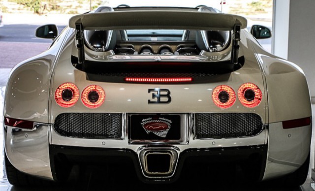 Содержать Bugatti Veyron