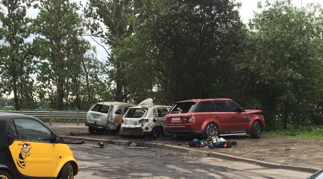 В Петербурге припаркованный на газоне внедорожник залили монтажной пеной