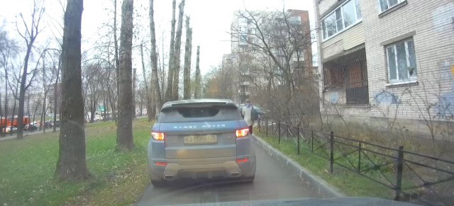 Полусферы, знаки и уважение к людям? Все равно - нам в магазин, обойдете
