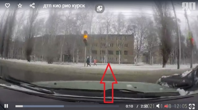 Kia Rio решил повернуть налево с правой полосы
