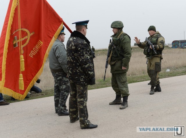 Болельщику с флагом России порвали футболку на трибуне с украинскими фанатами на матче Евро-2020
