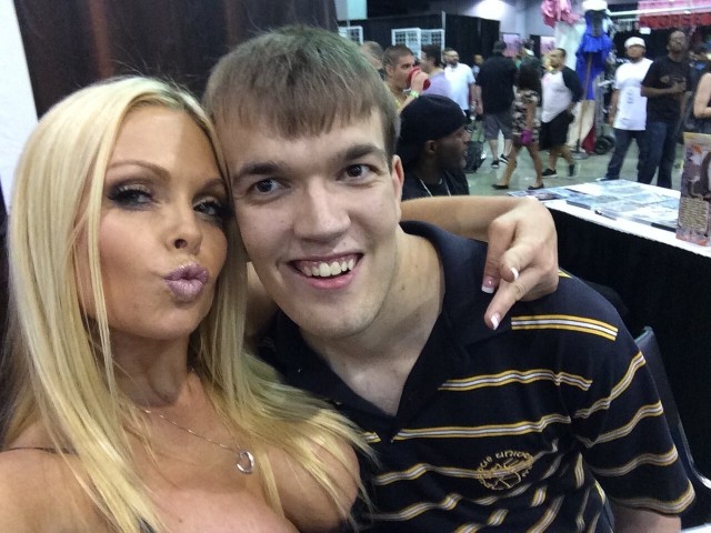 Porn Comicon: парень сфоткался со своими любимыми актрисами