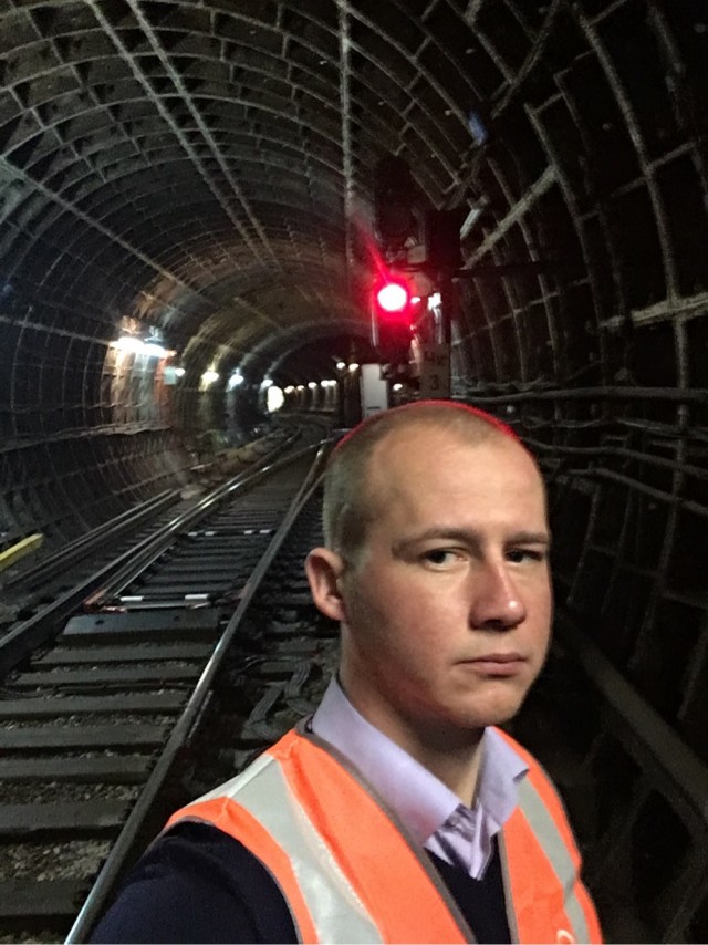 Если упал на рельсы метро